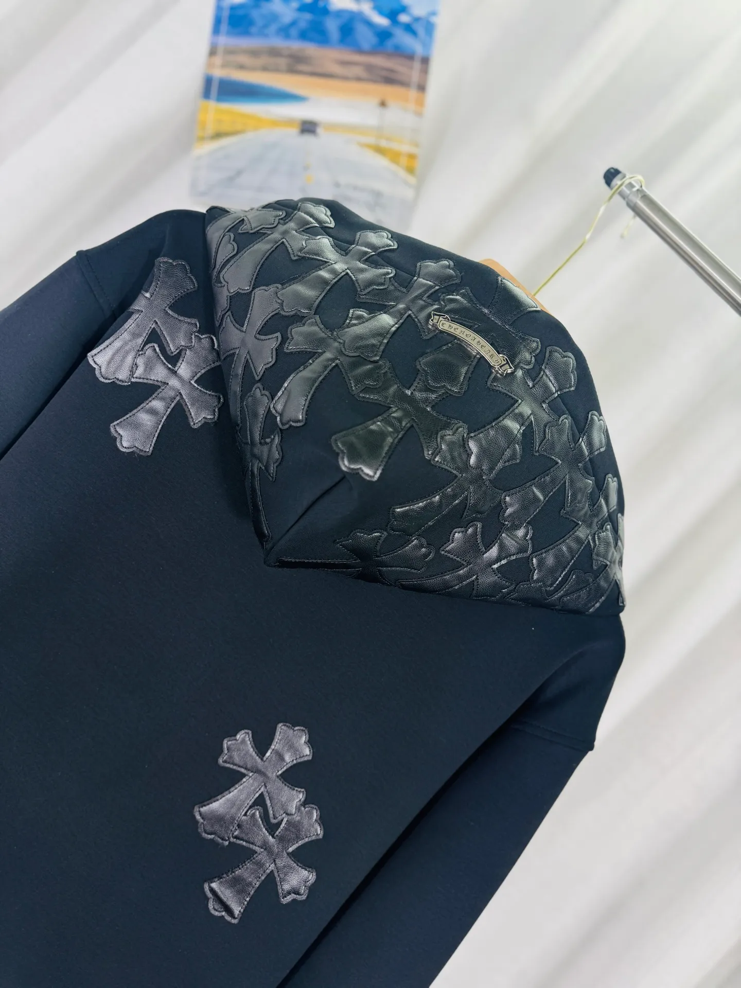P380 top version, real shot without P, ​​different from market currency) 𝗖𝗵𝗿𝗼𝗺𝗲 𝗛𝗲𝗮𝗿𝘁𝘀/Cro Heart 2025 washed and burned flower patch embroidered autumn and winter new original single counter American patchwork 3D three-dimensional couple casual cardigan plus velvet sweatshirt 👑The highest version! Customized fabric 480g tripe terry fabric! American acid-washed and distressed original fabric, laser burning + patch embroidery, exquisite embroidery of letters! The best-selling model in the counter, very comfortable to wear. Accessories: original molded and authenticated collar label➕100% silk wash label. Genuine purchase-grade original hangtag➕matching hanging rope➕3D hanging beads➕original packaging bag. Craftsmanship: The original version has consistent wiring! The highest version of the armhole matching technique! Color: Black Size: S M L XL Style No.: 609